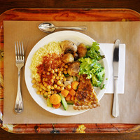 Une assiette de plats cuisinés végétariens